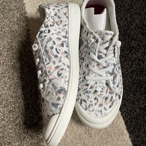 Girls blowfish slip on sneakers